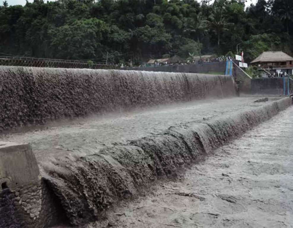 bali-valcano-flooded-with-mud.