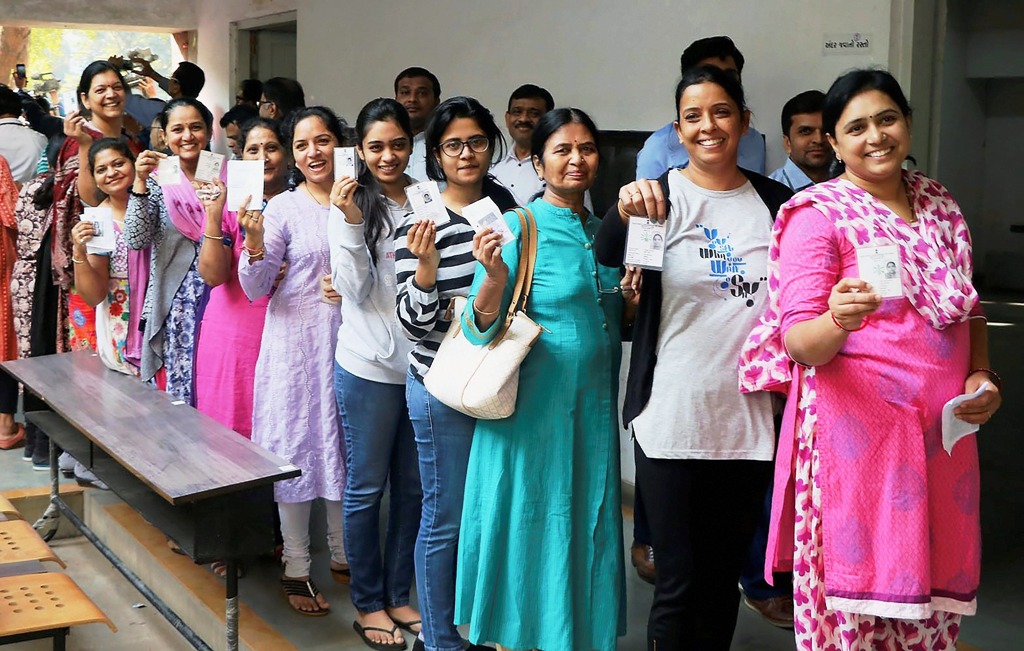 गुजरात के मतदाता वोट डालने के लिए लाइन में।