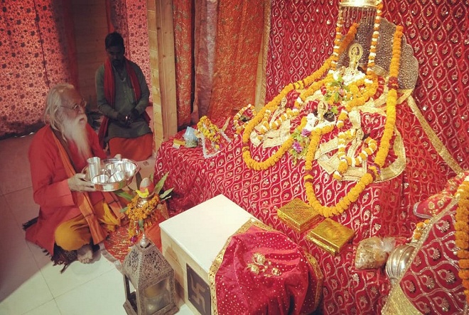 रामलला ने धारण किया सोने का मुकुट