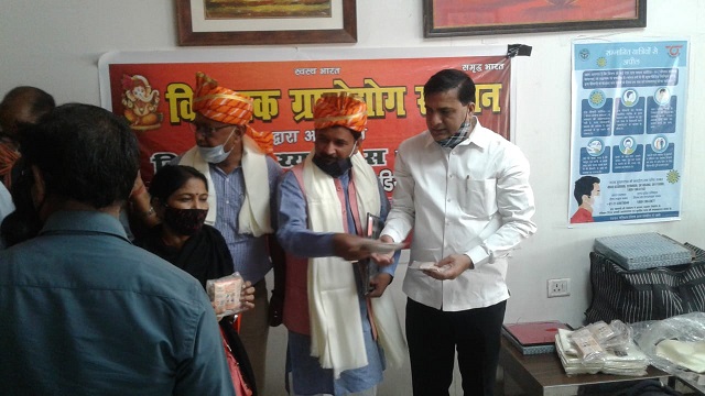 शैलेन्द्र श्रीवास्तव द्वारा निःशुल्क काढ़ा वितरण कार्यक्रम