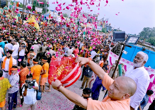 कांवड़ यात्रियों पर पुष्पवर्षा